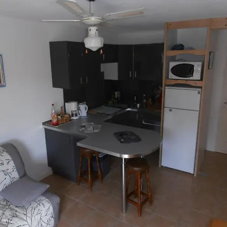Apartment T2 Renove Proche Commerces Et Plages, Expo Sud Avec Garage A Les Mimosas - Fr-1-610-52 *